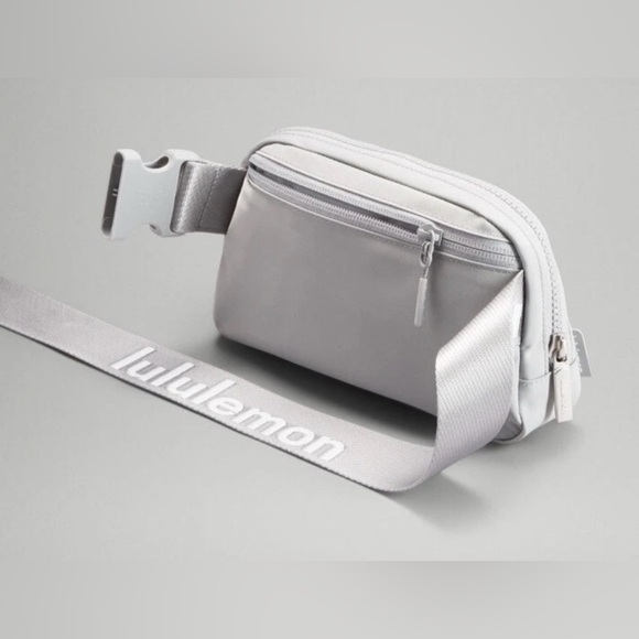 Lululemon Everywhere Belt Bag 1L- Silver Drop - Picture 4 of 15
